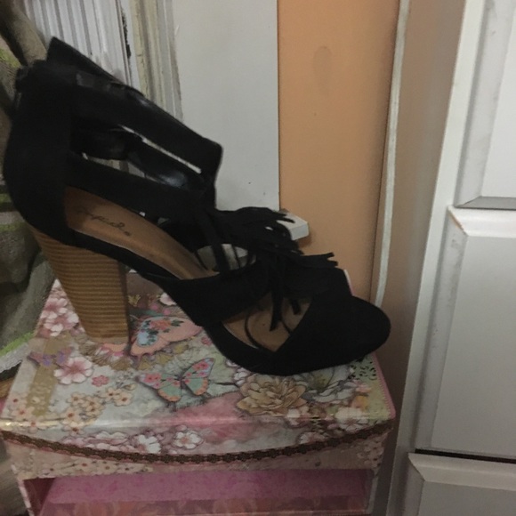 Shoes - Picture 2 of 3